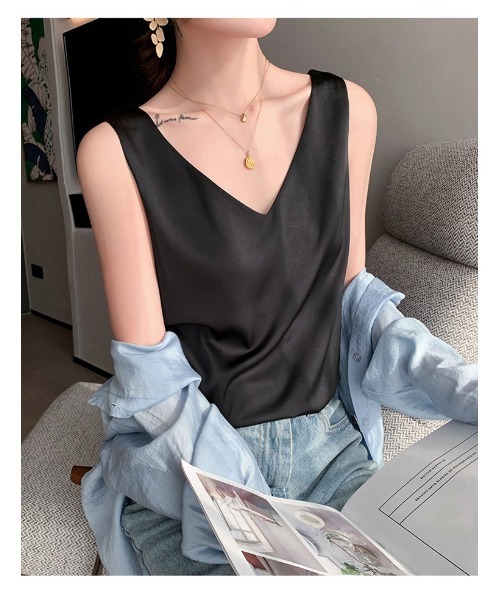 Ritzy(リッツィー)の「大人シルエット シンプル Vネックノースリーブ(Tシャツ/カットソー・レディース・ホワイト/ブラック/ベージュ/ライトグリーン/カーキ/ブラウン/グリーン/ネイビー・S/M/L/XL)」の13枚目の写真