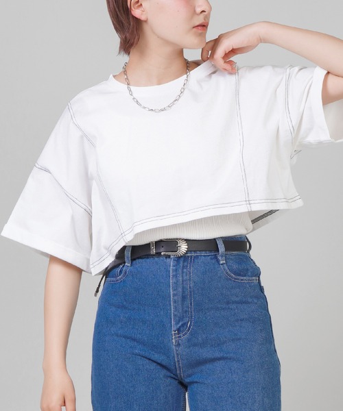 SPINNS（スピンズ）の「【ゆったりシルエット】ステッチデザイン ショート丈Tシャツ（Tシャツ/カットソー・レディース・ベージュ/オフホワイト/オレンジ/グリーン・ONESIZE）」の2枚目の写真