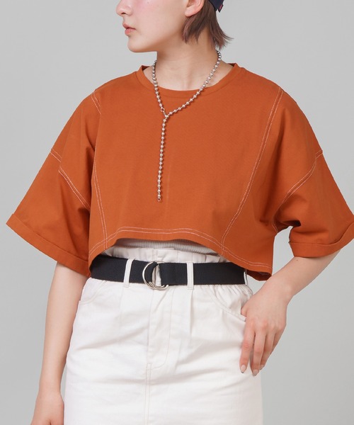 SPINNS（スピンズ）の「【ゆったりシルエット】ステッチデザイン ショート丈Tシャツ（Tシャツ/カットソー・レディース・ベージュ/オフホワイト/オレンジ/グリーン・ONESIZE）」の4枚目の写真