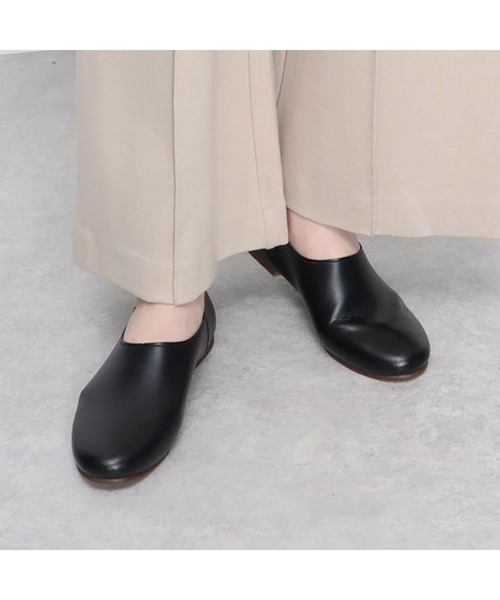 神戸シューズ（コウベシューズ）の「Je m'appele canade フワフワラクチンッラウンドトゥバブーシュ 美脚フラットシューズ（パンプス・レディース・ホワイト/ブラック・23/23.5/25/25.5/22/22.5/24.5/24）」の3枚目の写真