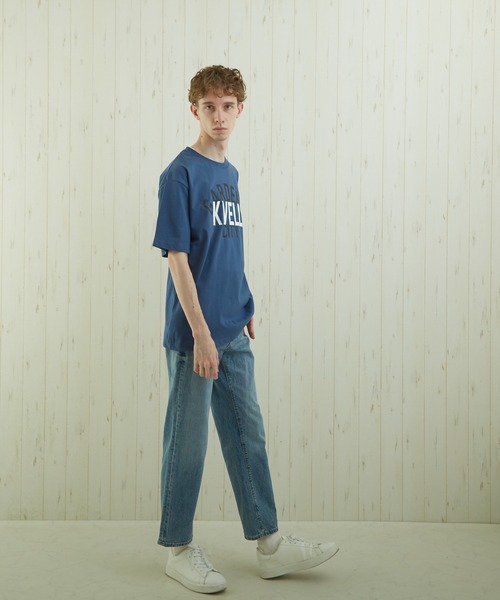 TONE SELECT WEAR(トーンセレクトウェア)の「【TONE BY AS】カレッジプリントTEE(BL)(Tシャツ/カットソー・メンズ・ホワイト/ブルー/スミクロ・MEDIUM/LARGE)」の4枚目の写真
