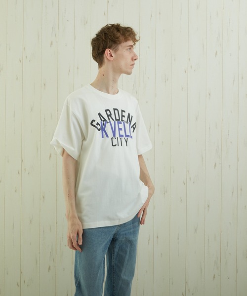 TONE SELECT WEAR(トーンセレクトウェア)の「【TONE BY AS】カレッジプリントTEE(BL)(Tシャツ/カットソー・メンズ・ホワイト/ブルー/スミクロ・MEDIUM/LARGE)」の9枚目の写真