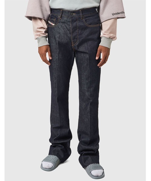 DIESEL(ディーゼル)の「FW21 メンズ デニムパンツ ブーツカット(デニムパンツ・メンズ・インディゴブルー・34inch/30inch/28inch/32inch/26inch/36inch)」の1枚目の写真