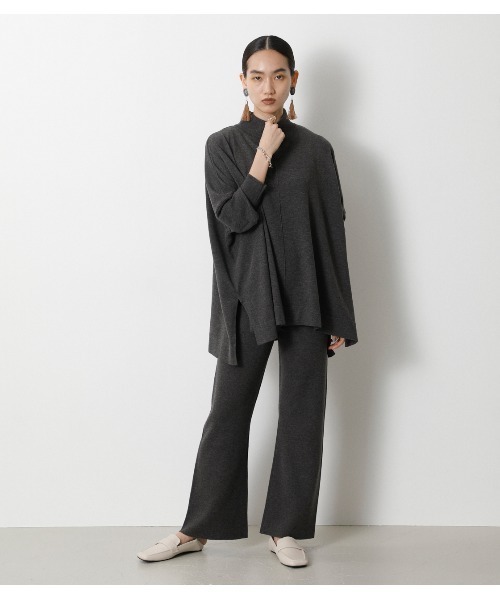 crie conforto（クリーコンフォルト）の「スタンドネックニットポンチョ（ニット/セーター・レディース・ダークグリーン/ベージュ/チャコールグレー/ブラウン・MEDIUM/SMALL）」の2枚目の写真