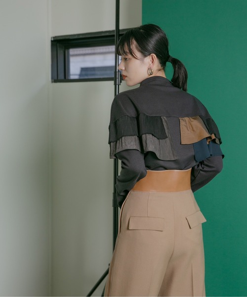 Eimee Law(エイミーロウ)の「ボトルネック フリルショルダーTOPS(Tシャツ/カットソー・レディース・ブラック/チャコールグレー/アイボリー・38)」の18枚目の写真