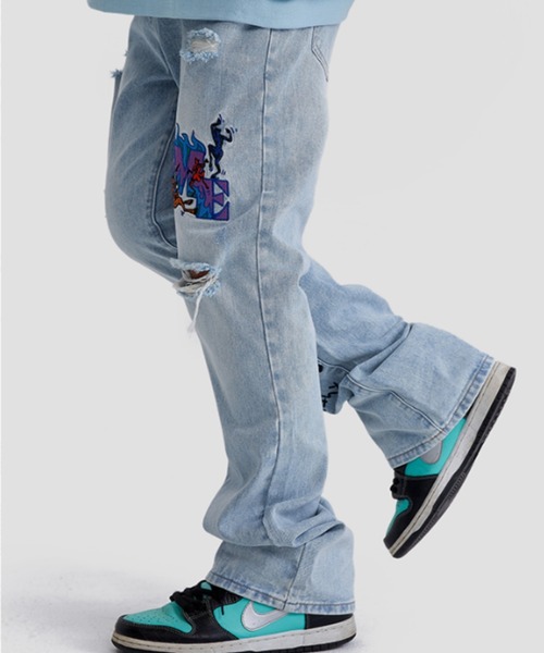 MAISON EMERALD(メゾン エメラルド)の「A'GEM/9 × .kom『MAISON EMERALD/メゾン エメラルド』アートグラフィックデニムパンツ(デニムパンツ・メンズ・ブルー・M/L)」の2枚目の写真