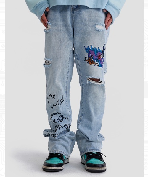 MAISON EMERALD(メゾン エメラルド)の「A'GEM/9 × .kom『MAISON EMERALD/メゾン エメラルド』アートグラフィックデニムパンツ(デニムパンツ・メンズ・ブルー・M/L)」の3枚目の写真