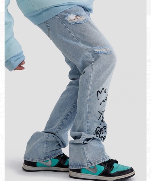 MAISON EMERALD(メゾン エメラルド)の「A'GEM/9 × .kom『MAISON EMERALD/メゾン エメラルド』アートグラフィックデニムパンツ(デニムパンツ・メンズ・ブルー・M/L)」の4枚目の写真