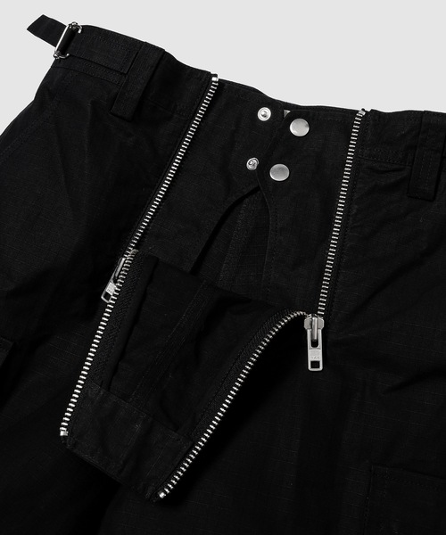 GmbH(ゲーエムベーハー)の「Woven CARGO SHORTS WITH DOUBLE ZIP(カーゴパンツ・メンズ・ブラック・34/32)」の4枚目の写真