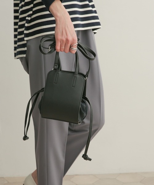 URBAN RESEARCH DOORS(アーバンリサーチドアーズ)の「2WAY巾着ミニバッグ(ショルダーバッグ・レディース・ブラック/ベージュ・ONE)」の2枚目の写真