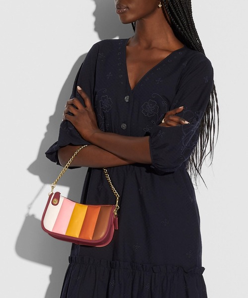 COACH(コーチ)の「スウィンガー 20 ウィズ キルティング(ハンドバッグ・レディース・レッド・フリ-)」の10枚目の写真