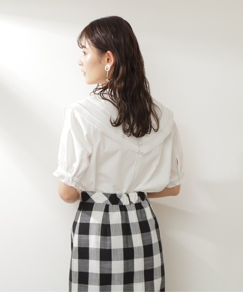 NATURAL BEAUTY BASIC（ナチュラルビューティーベーシック）の「バイカラーステッチラッフルブラウス（シャツ/ブラウス・レディース・オフホワイト/ブラック系その他・SMALL/MEDIUM）」の5枚目の写真