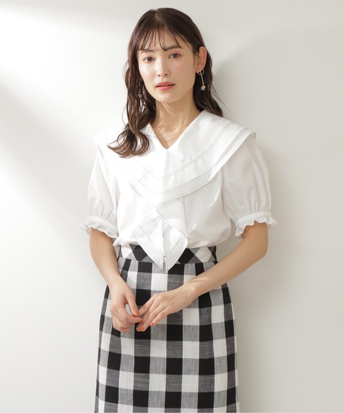 NATURAL BEAUTY BASIC（ナチュラルビューティーベーシック）の「バイカラーステッチラッフルブラウス（シャツ/ブラウス・レディース・オフホワイト/ブラック系その他・SMALL/MEDIUM）」の4枚目の写真
