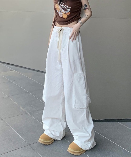 Vipoa(ヴィポア)の「ビッグポケットカーゴパンツ(カーゴパンツ・レディース・ブラック/グレー/ホワイト/ピンク・MEDIUM/LARGE)」の2枚目の写真