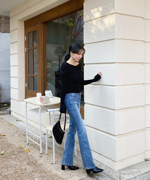 by muni:r（バイ ムニール）の「オフショルダーリブカラーニット（ニット/セーター・レディース・ブラック/アイボリー・FREE）」の15枚目の写真