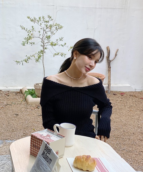 by muni:r（バイ ムニール）の「オフショルダーリブカラーニット（ニット/セーター・レディース・ブラック/アイボリー・FREE）」の17枚目の写真