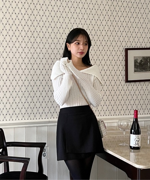 by muni:r（バイ ムニール）の「オフショルダーリブカラーニット（ニット/セーター・レディース・ブラック/アイボリー・FREE）」の3枚目の写真