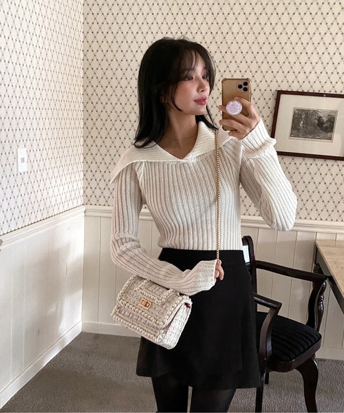 by muni:r（バイ ムニール）の「オフショルダーリブカラーニット（ニット/セーター・レディース・ブラック/アイボリー・FREE）」の4枚目の写真