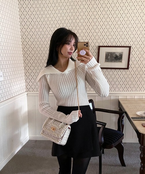 by muni:r（バイ ムニール）の「オフショルダーリブカラーニット（ニット/セーター・レディース・ブラック/アイボリー・FREE）」の9枚目の写真