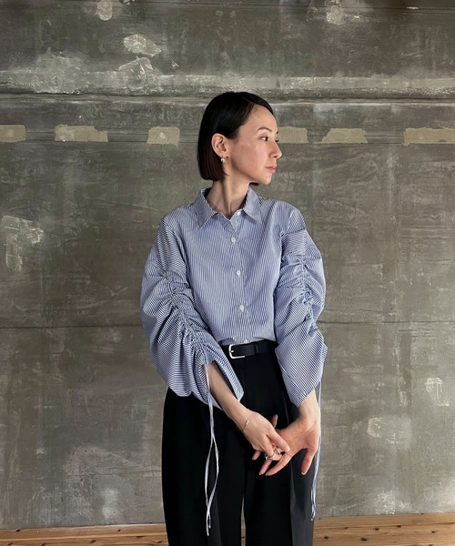 cona(コナ)の「シャーリングスリーブストライプシャツ(シャツ/ブラウス・レディース・ホワイト×ブルー/ホワイト×グリーン・FREE)」の5枚目の写真