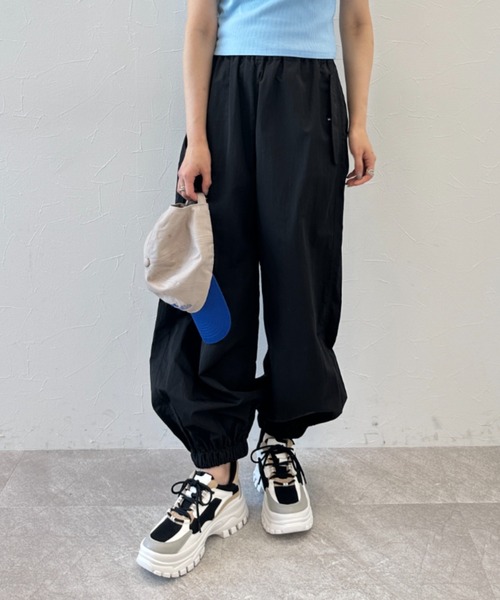 FOREVER 21（フォーエバー トゥエンティーワン）の「【STREET】ナイロンパンツ（その他パンツ・レディース・ブラック/オフホワイト/ブルー・FREE）」の2枚目の写真