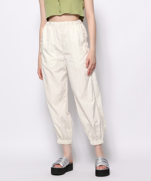 FOREVER 21（フォーエバー トゥエンティーワン）の「【STREET】ナイロンパンツ（その他パンツ・レディース・ブラック/オフホワイト/ブルー・FREE）」の15枚目の写真