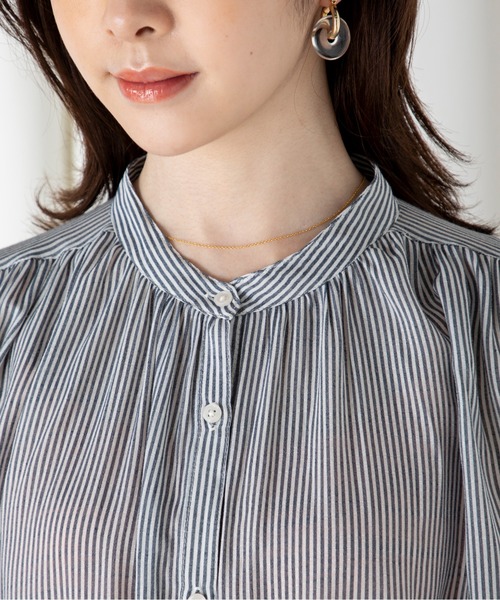 MILLION CARATS(ミリオンカラッツ)の「表面にシボのある楊柳生地を使用し、ほのかな透け感が爽やかな印象の7分袖ロングシャツワンピース(ワンピース・レディース・オフホワイト/パープル/マルチ・FREE)」の16枚目の写真