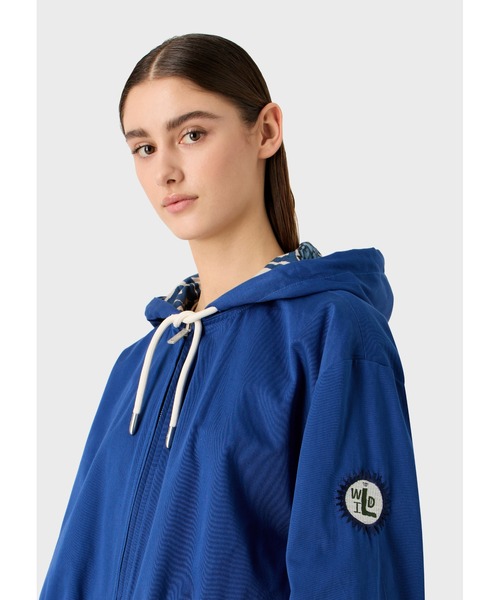 EMPORIO ARMANI(エンポリオアルマーニ)の「【エンポリオ アルマーニ】サステナブルコレクション リバーシブルパーカー オーガニックツイル フード&ドローストリング(パーカー・レディース・ロイヤルブルー・38)」の3枚目の写真