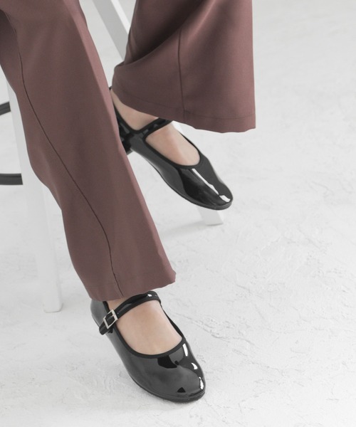 SOROTTO（ソロット）の「【子どもから大人まで】ふかふかインソール ベルト付きぺたんこカンフーシューズ（パンプス・レディース・ゴールド/ブラック/シルバー/ブラック系その他/ライトブラウン/ブラック系その他2/ラベンダー/ピンク/ブラウン/ブルー・23.0cm/23.5cm/24.5cm/25.0cm/25.5cm/20.0cm/22.5cm/24.0cm/22.0cm/21.0cm/18.0cm/19.0cm）」の3枚目の写真