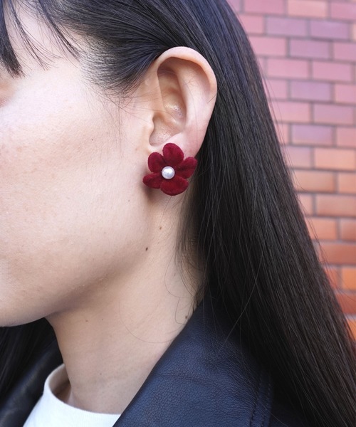 misto accessories(ミストアクセサリーズ)の「ベルベットフラワーピアス(ピアス(両耳用)・レディース・レッド・FREE)」の1枚目の写真