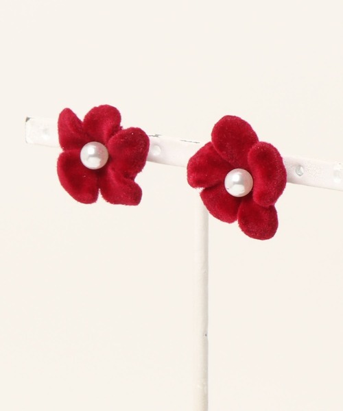 misto accessories(ミストアクセサリーズ)の「ベルベットフラワーピアス(ピアス(両耳用)・レディース・レッド・FREE)」の2枚目の写真