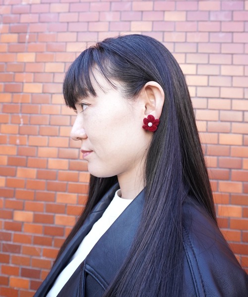 misto accessories(ミストアクセサリーズ)の「ベルベットフラワーピアス(ピアス(両耳用)・レディース・レッド・FREE)」の4枚目の写真