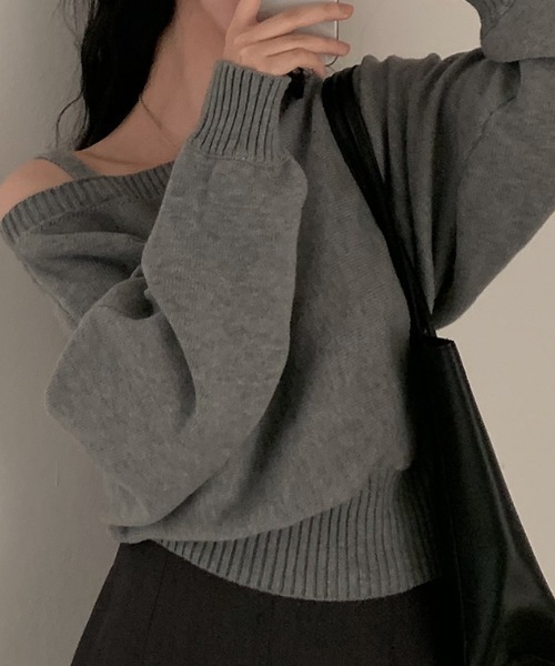 AMAJI（アマジ）の「オフショルダーサスペンダーバットスリーブ