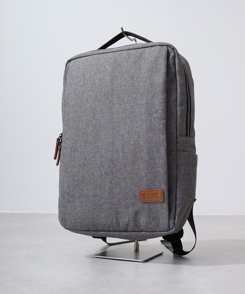 【セール】w*lt(ｳｫﾙﾄ) USBポート付き2層式軽量スクエアリュック（バックパック/リュック）｜FUNALIVE（ファンアライブ）