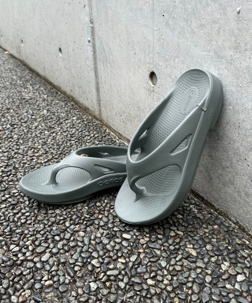OOFOS（ウーフォス）の「[OOFOS/ウーフォス] OORIGINAL リカバリーサンダル（サンダル・レディース・ブラック/ベージュ/グレー/ピンク/オリーブ・4/6/8/10/9/3/5/7）」の4枚目の写真