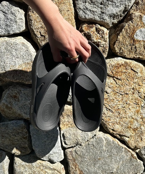 OOFOS（ウーフォス）の「[OOFOS/ウーフォス] OORIGINAL リカバリーサンダル（サンダル・レディース・ブラック/ベージュ/グレー/ピンク/オリーブ・4/6/8/10/9/3/5/7）」の9枚目の写真