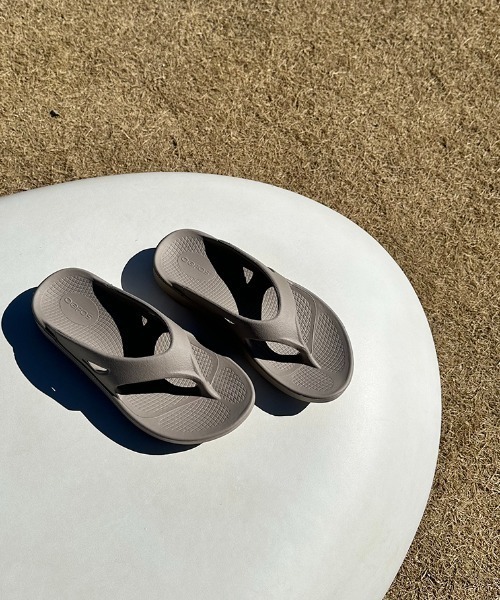 OOFOS（ウーフォス）の「[OOFOS/ウーフォス] OORIGINAL リカバリーサンダル（サンダル・レディース・ブラック/ベージュ/グレー/ピンク/オリーブ・4/6/8/10/9/3/5/7）」の21枚目の写真