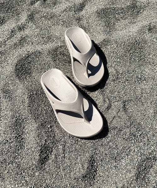 OOFOS（ウーフォス）の「[OOFOS/ウーフォス] OORIGINAL リカバリーサンダル（サンダル・レディース・ブラック/ベージュ/グレー/ピンク/オリーブ・4/6/8/10/9/3/5/7）」の20枚目の写真