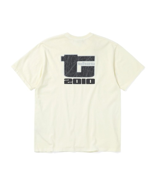 thisisneverthat(ディスイズネバーザット)の「Big Initial Tee(Tシャツ/カットソー・メンズ・ダークグレー/パープル/アイボリー・L/M/S/XL)」の2枚目の写真