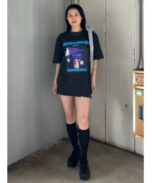 SLY（スライ）の「PUFFER LOGO & PHOTO T/SH パッファー ロゴ アンド フォト ティーシャツ（Tシャツ/カットソー・レディース・イエロー/ホワイト/ライトブラック/スモークピンク・FREE）」の22枚目の写真