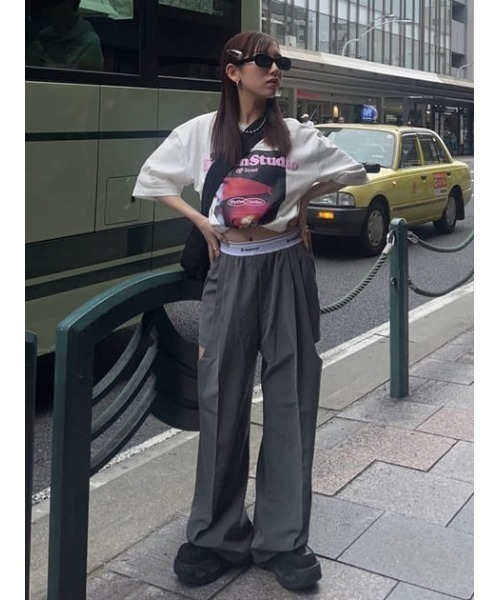 SLY（スライ）の「PUFFER LOGO & PHOTO T/SH パッファー ロゴ アンド フォト ティーシャツ（Tシャツ/カットソー・レディース・イエロー/ホワイト/ライトブラック/スモークピンク・FREE）」の9枚目の写真