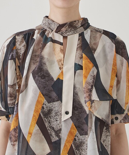 UNITED TOKYO（ユナイテッドトウキョウ）の「アーチスカルプチャープリントブラウス-ウォッシャブル‐（シャツ/ブラウス・レディース・インディゴブルー/イエロー・1/2）」の15枚目の写真