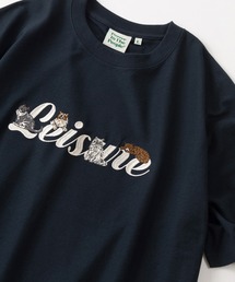 POWER TO THE PEOPLE（パワートゥーザピープル）の「【POWER TO THE PEOPLE/パワー トゥザ ピープル】猫＆犬レトロイラスト&ミッドサイズロゴ MIXデザイン ビッグシルエット半袖Tシャツ/ユニセックス（Tシャツ/カットソー・レディース）」