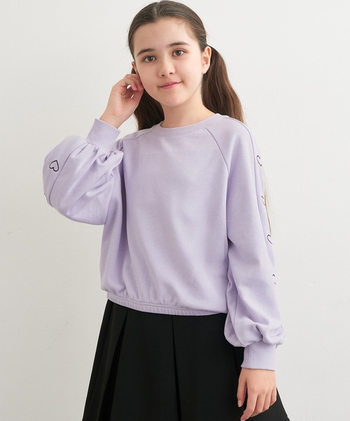 coca(coca)(コカ)の「キッズ 袖ハート刺繍 クロップド丈スウェット(スウェット・キッズ・ピンク/ブラック/ラベンダー・120/150/130/140)」の2枚目の写真