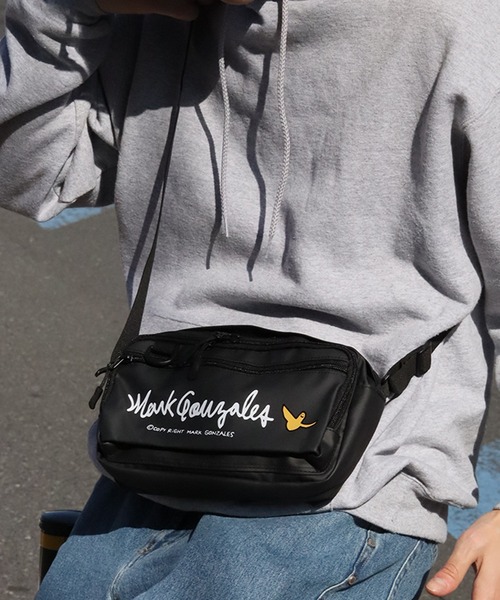 Mark Gonzales（マーク・ゴンザレス）の「【Mark Gonzales/マーク ゴンザレス】アートワークコレクション ヨコ型ミニショルダー(容量：約3L）（ショルダーバッグ・メンズ・ブラック/ブラック系その他・FREE）」の2枚目の写真