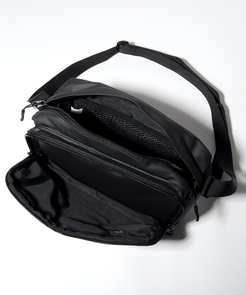 Mark Gonzales（マーク・ゴンザレス）の「【Mark Gonzales/マーク ゴンザレス】アートワークコレクション ヨコ型ミニショルダー(容量：約3L）（ショルダーバッグ・メンズ・ブラック/ブラック系その他・FREE）」の9枚目の写真