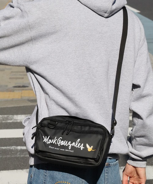 Mark Gonzales（マーク・ゴンザレス）の「【Mark Gonzales/マーク ゴンザレス】アートワークコレクション ヨコ型ミニショルダー(容量：約3L）（ショルダーバッグ・メンズ・ブラック/ブラック系その他・FREE）」の22枚目の写真