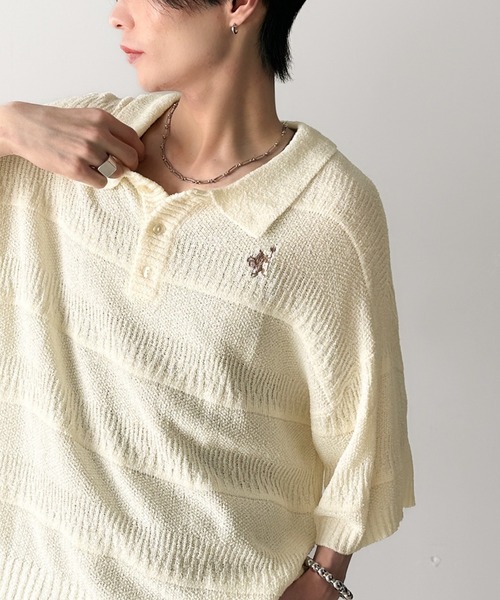 classicalelf（クラシカルエルフ）の「一枚で大人のラフスタイルが決まる。ワンポイント刺繍ブークレポロニットトップス(半袖)（ポロシャツ・メンズ・アイボリー/ブラック/チャコール・X-LARGE/SMALL/MEDIUM/LARGE）」の2枚目の写真