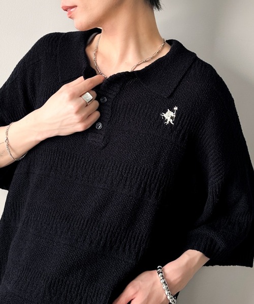 classicalelf（クラシカルエルフ）の「一枚で大人のラフスタイルが決まる。ワンポイント刺繍ブークレポロニットトップス(半袖)（ポロシャツ・メンズ・アイボリー/ブラック/チャコール・X-LARGE/SMALL/MEDIUM/LARGE）」の3枚目の写真