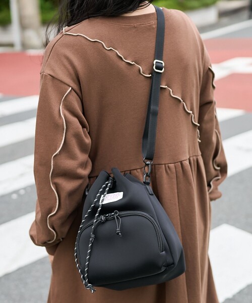 FREAK'S STORE（フリークスストア）の「FREDRIK PACKERS × FREAK'S STORE/フレドリックパッカーズ 別注 NP ROUND SHOULDER/別注 NP ラウンドショルダー/別注 BOUNCE SHOULDER/別注バウンスショルダー（ショルダーバッグ・レディース・ブラック・ONE SIZE）」の16枚目の写真